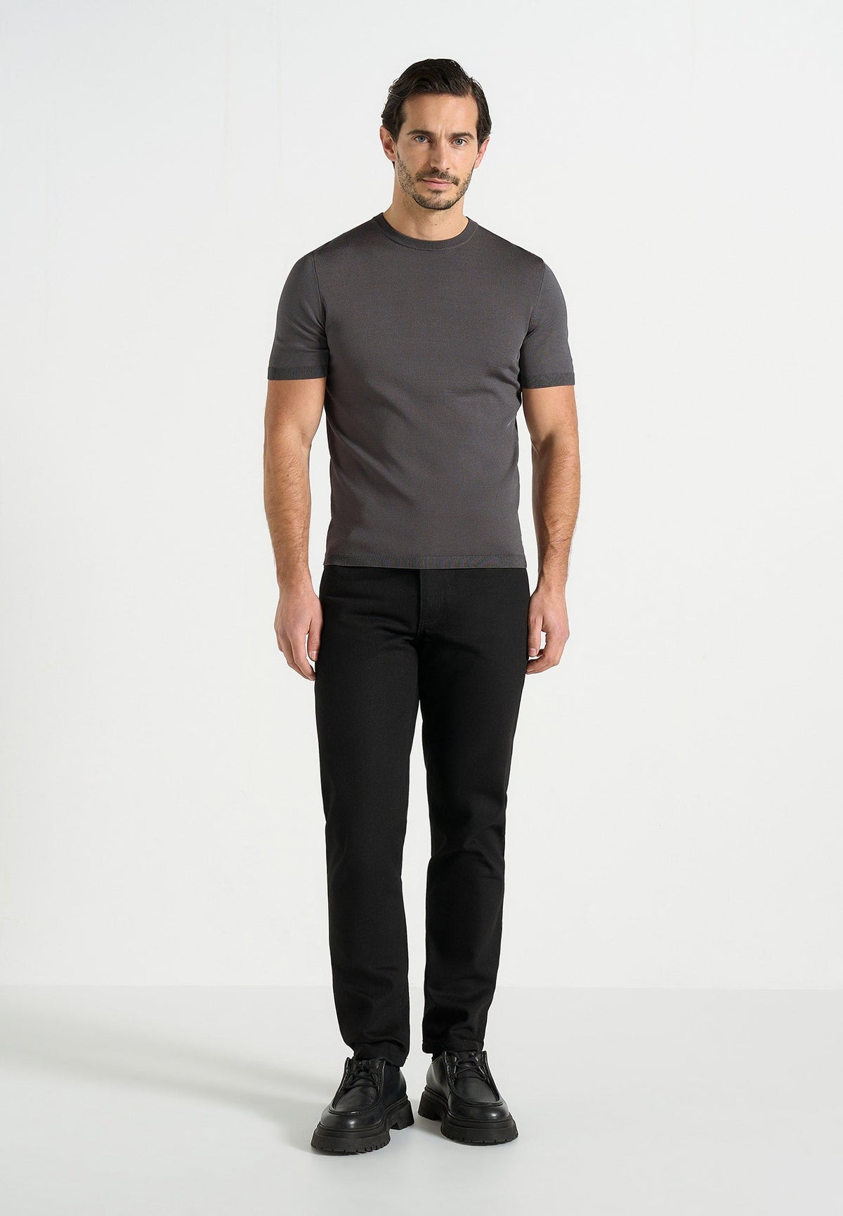 DN001 - Tapered Fit Denim Jeans - Black