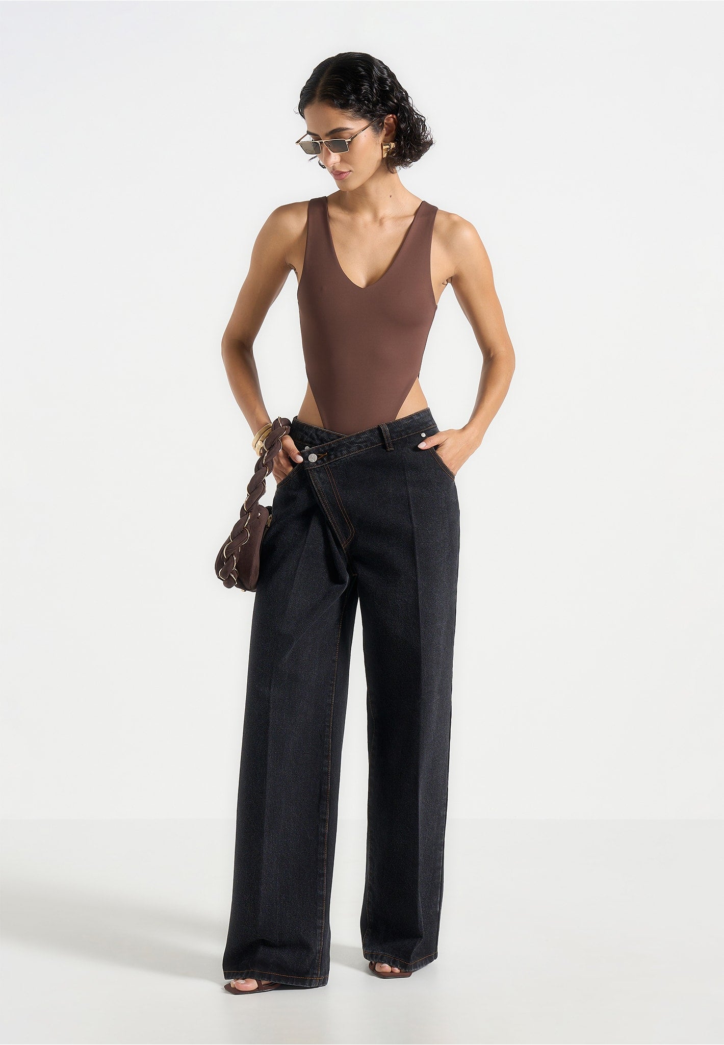 Noa - V-Neck Bodysuit - Brown 