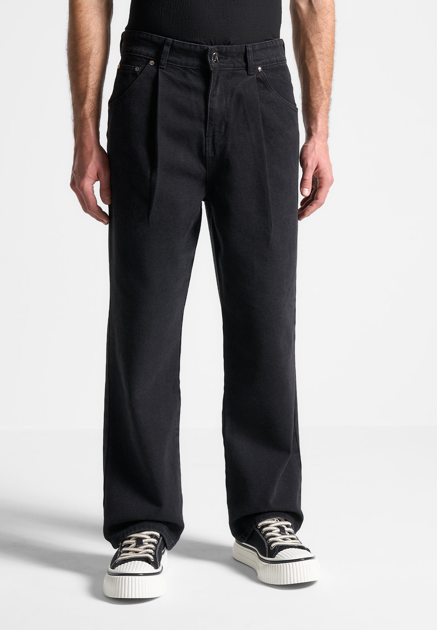 pleated-jeans-washed-black 