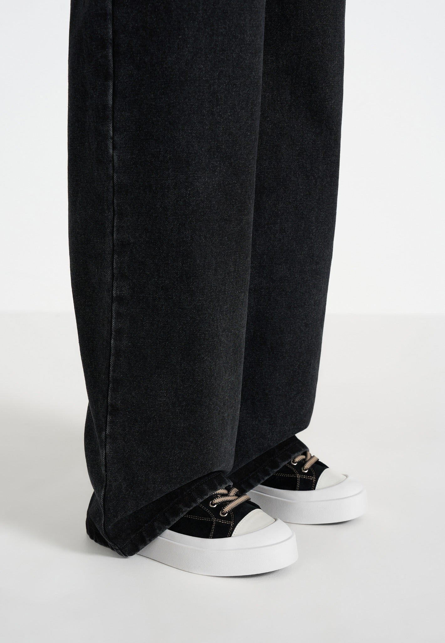 womens-vienna-suede-contrast-stitch-sneaker-black 