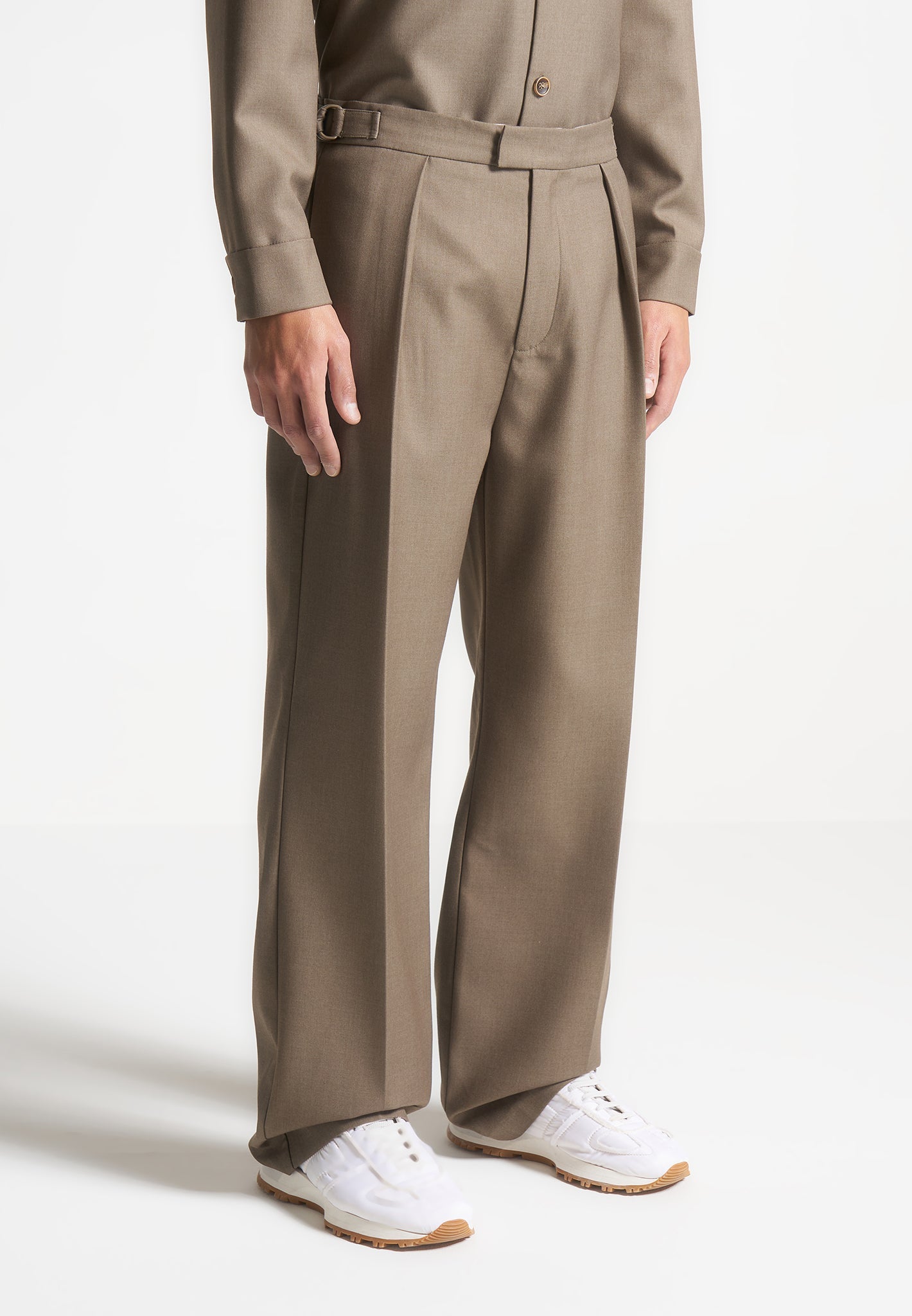 relaxed-fit-hatched-pleated-tailored-trousers-khaki