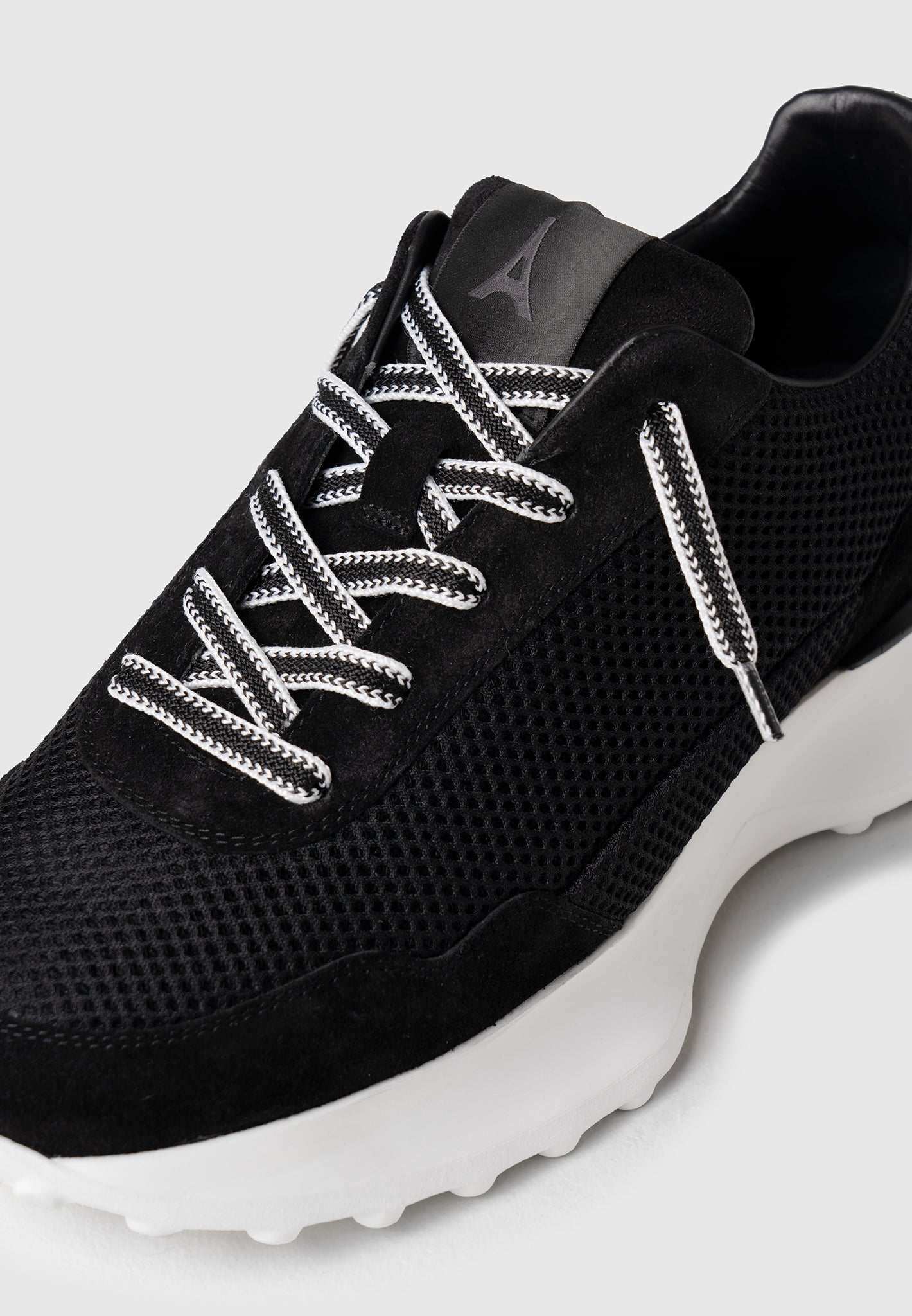 l-artiste-runner-black-white 