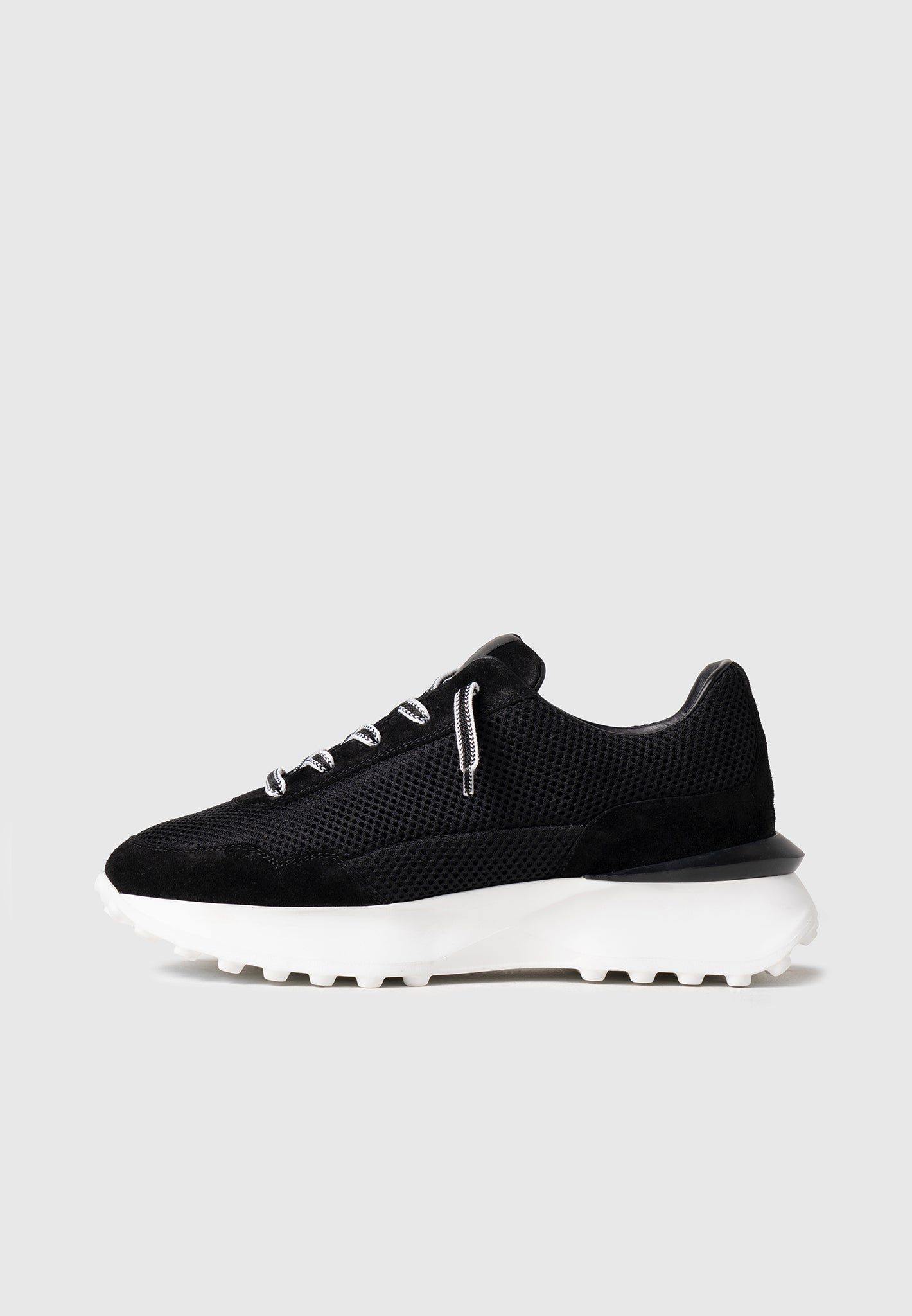 l-artiste-runner-black-white 